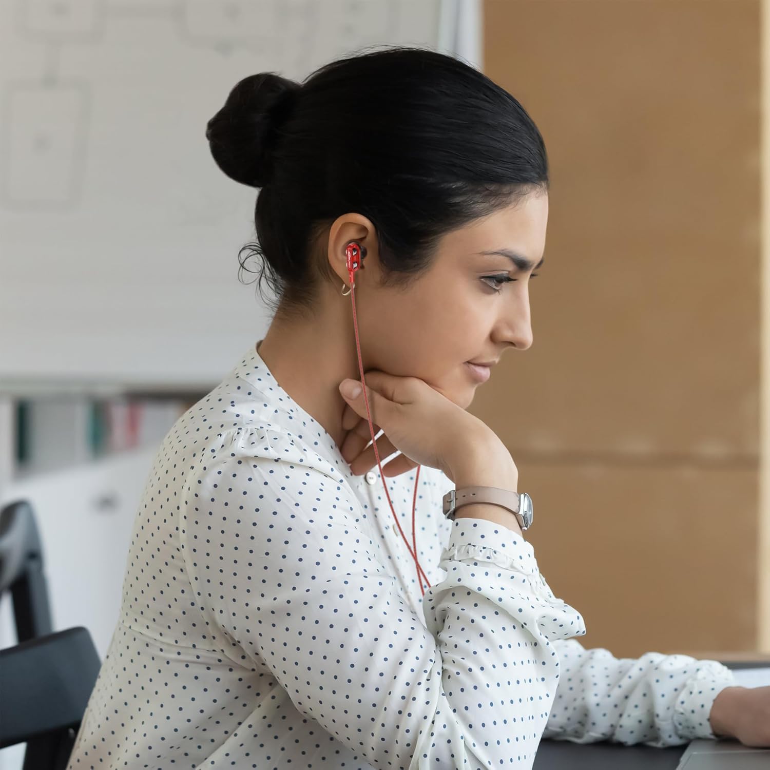 amazon basics in-Ear Wired Earphones with 9 mm Dual Drivers, in-Line Mic, Powerful Bass, Noise Isolation, 3.5 mm Audio Jack (Black and Red)